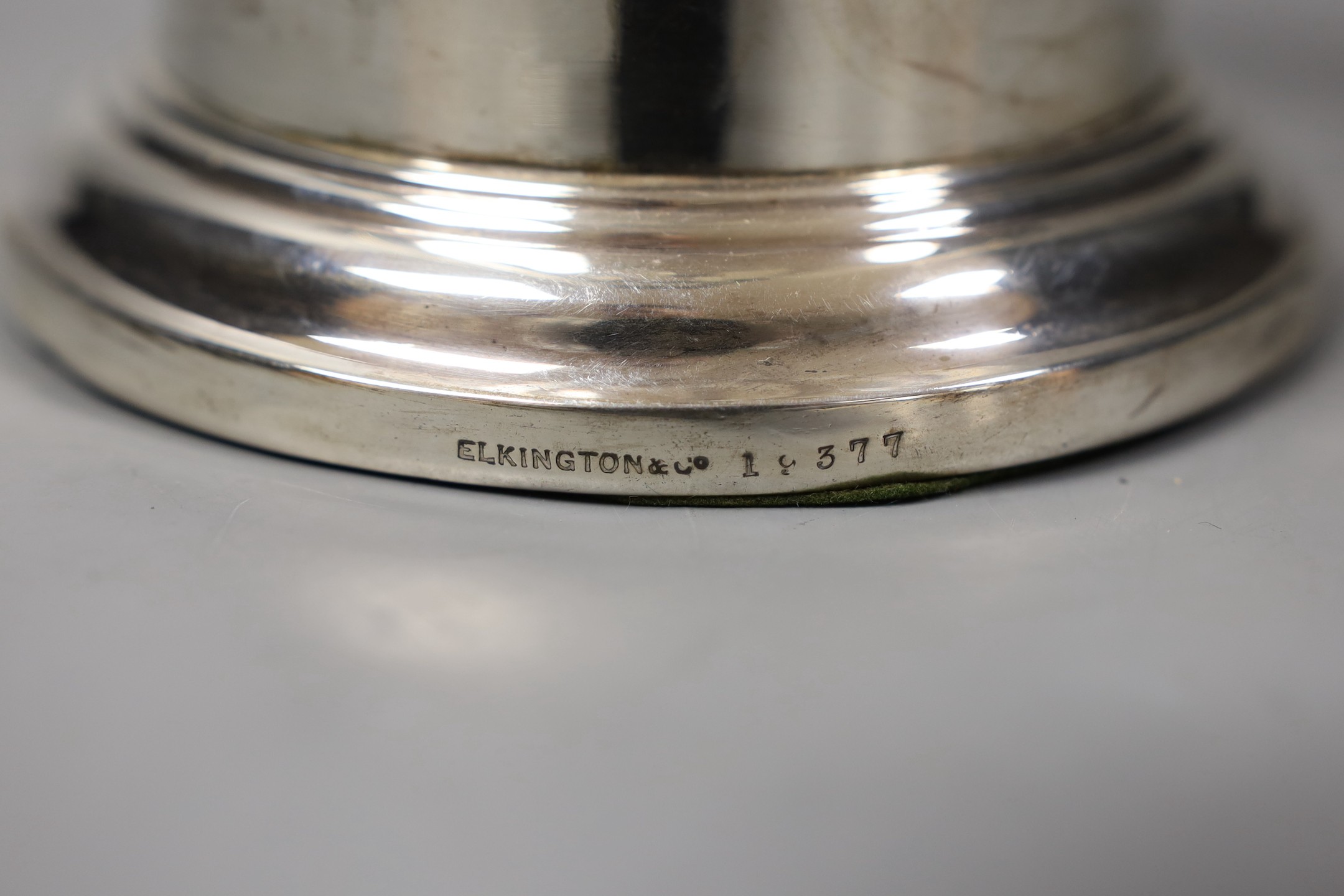 An Edwardian pierced silver mounted siphon stand, by Elkington & Co, Birmingham, 1908, 15.5cm